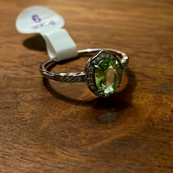 Brand NEW 925 Sterling Silver with Lab Created Light Green Quartz in size 9. - Picture 2 of 6